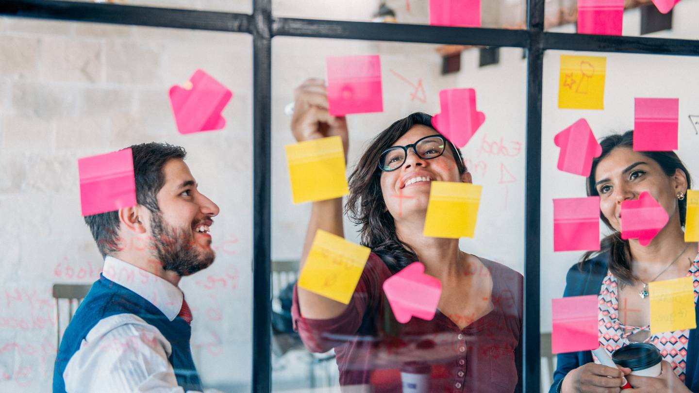 personnes travaillant dans un espace de brainstorming