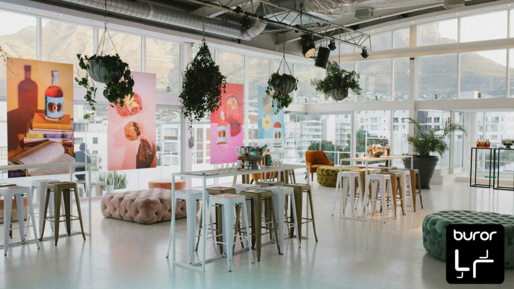 Couleurs et décoration de bureau : leur impact sur l'ambiance de travail 1 Open space lumineux et bien aménagé