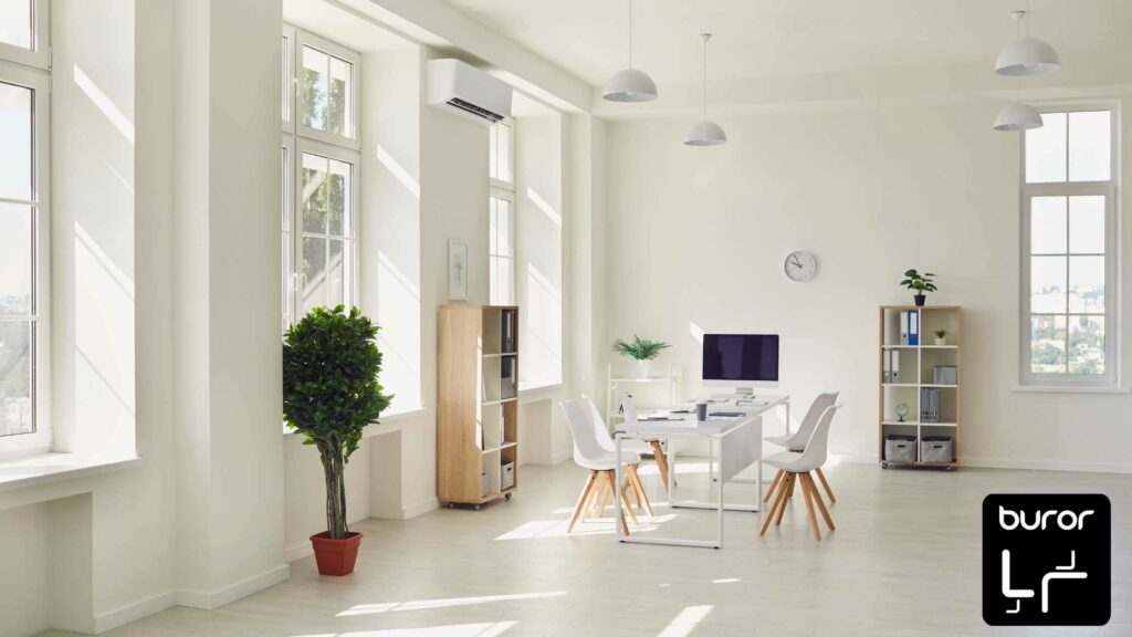 Bureau éclairé de lumière naturelle