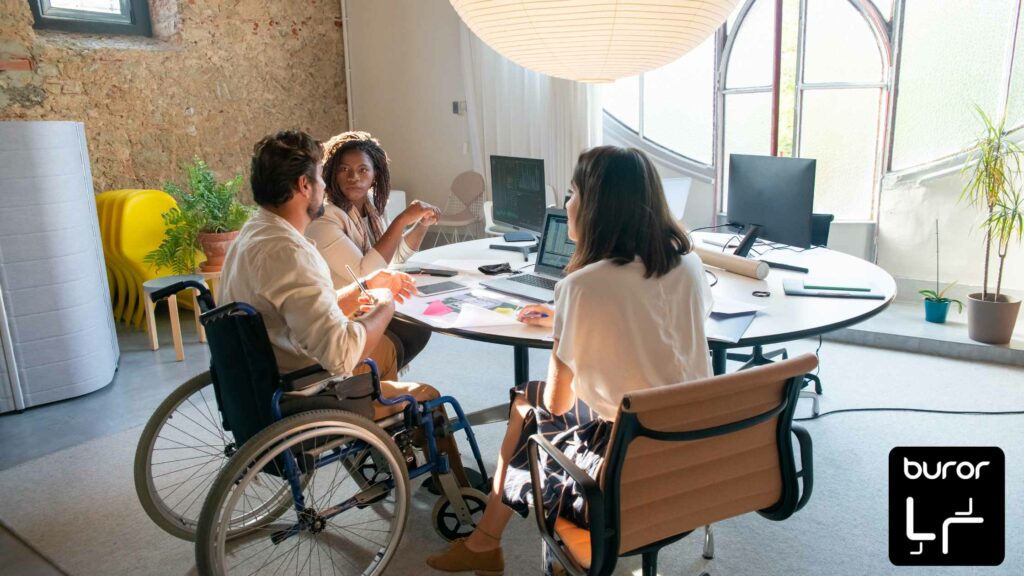 réunion de travail avec une personne en situation de handicap