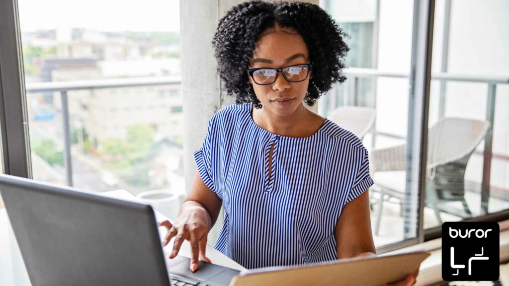 jeune femme entrain de faire de l'aménagement de bureaux