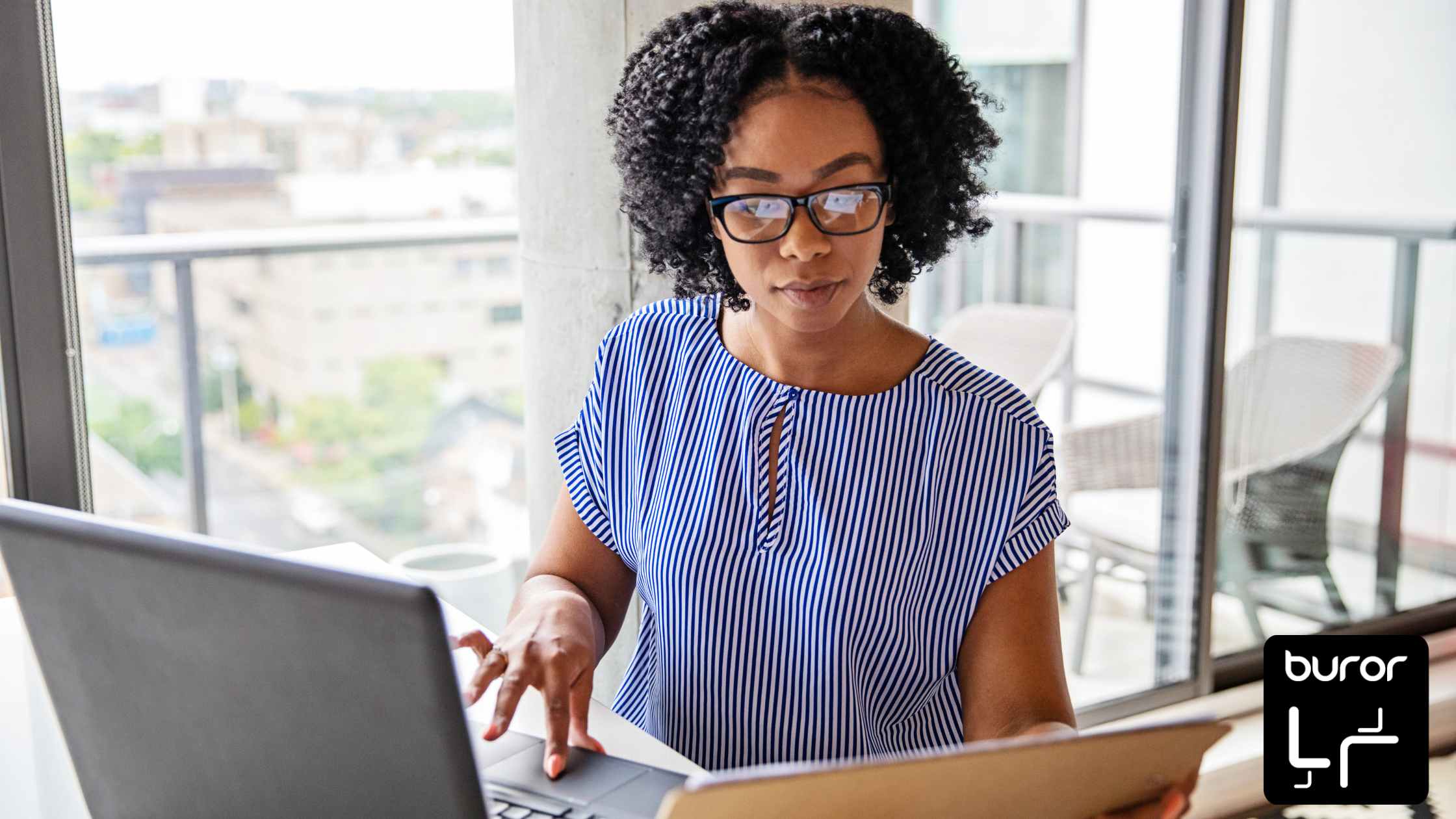 jeune femme entrain de faire de l'aménagement de bureaux
