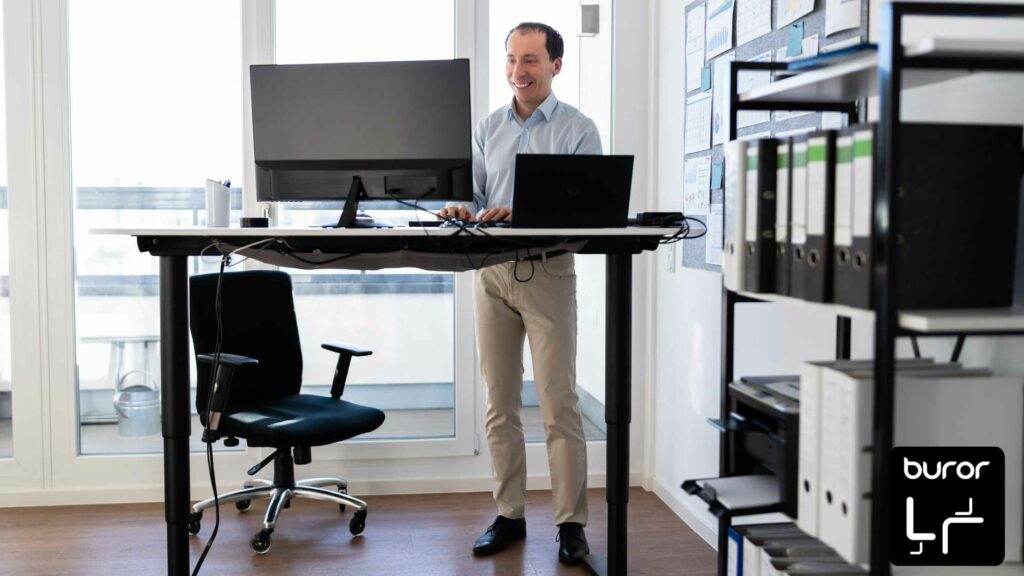 homme travaillant debout sur un ordinateur