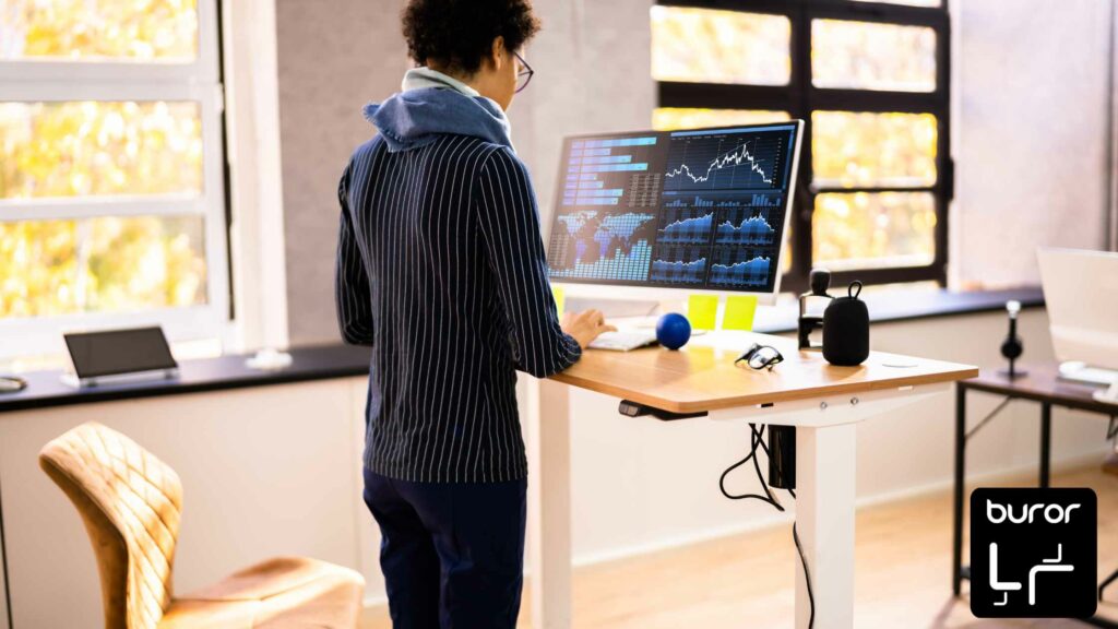 homme travaillant debout sur un bureau électrique