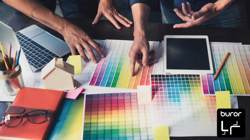 Couleurs et décoration de bureau : leur impact sur l'ambiance de travail 2 Personnes entrain de choisir couleurs et décoration de bureau
