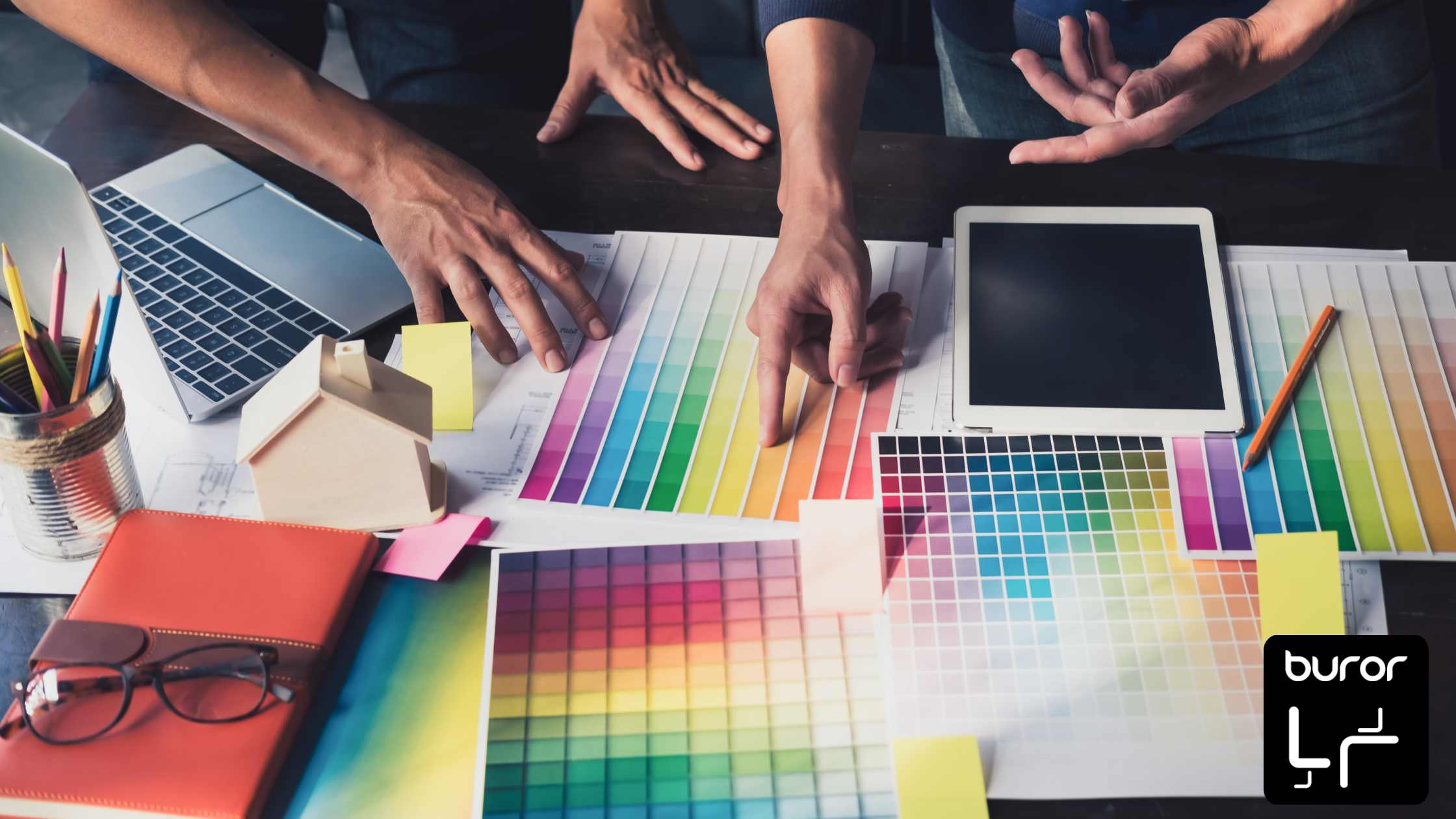Personnes entrain de choisir couleurs et décoration de bureau