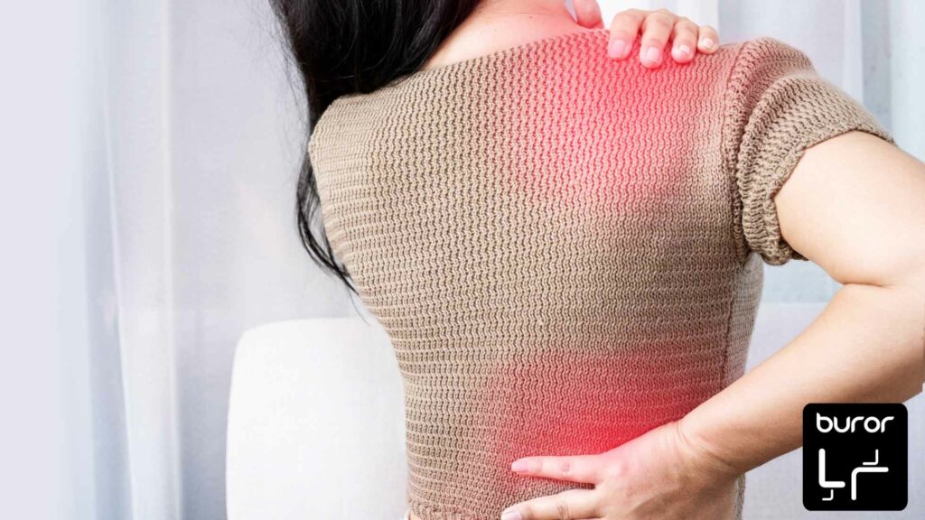 Mal de dos au bureau : nos conseils pour améliorer votre posture 2 femme souffrant de mal de dos au bureau