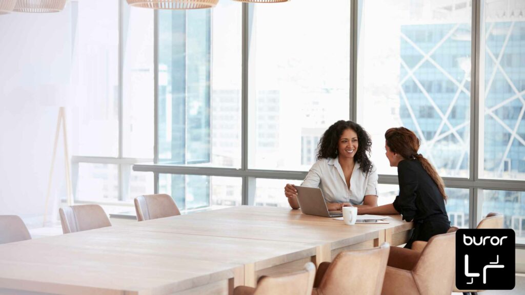 Espaces collaboratifs : comment les concevoir efficacement ? 1 deux femmes dans une salle de réunion