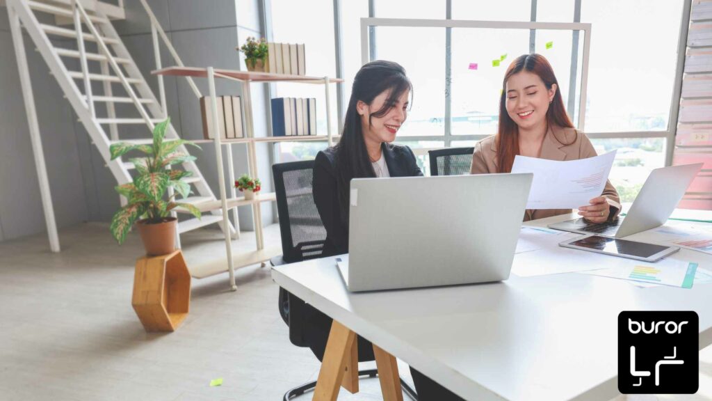 Espaces collaboratifs : comment les concevoir efficacement ? 2 femmes travaillant autour d'une table