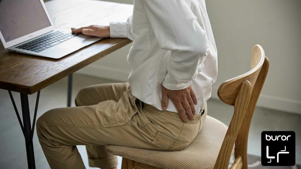 homme souffrant de mal de dos au bureau