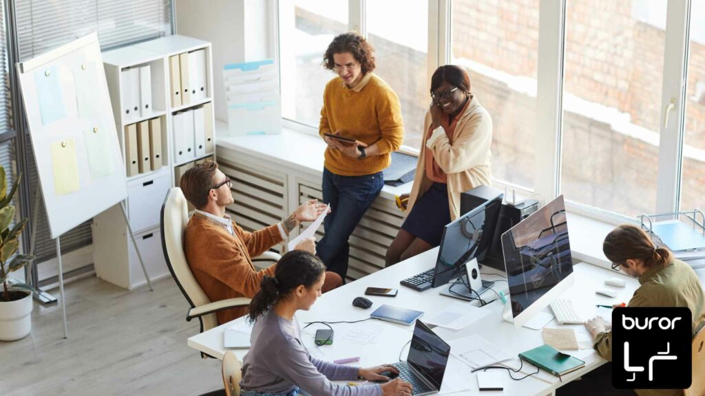 équipe en réunion dans un bureau aménagé